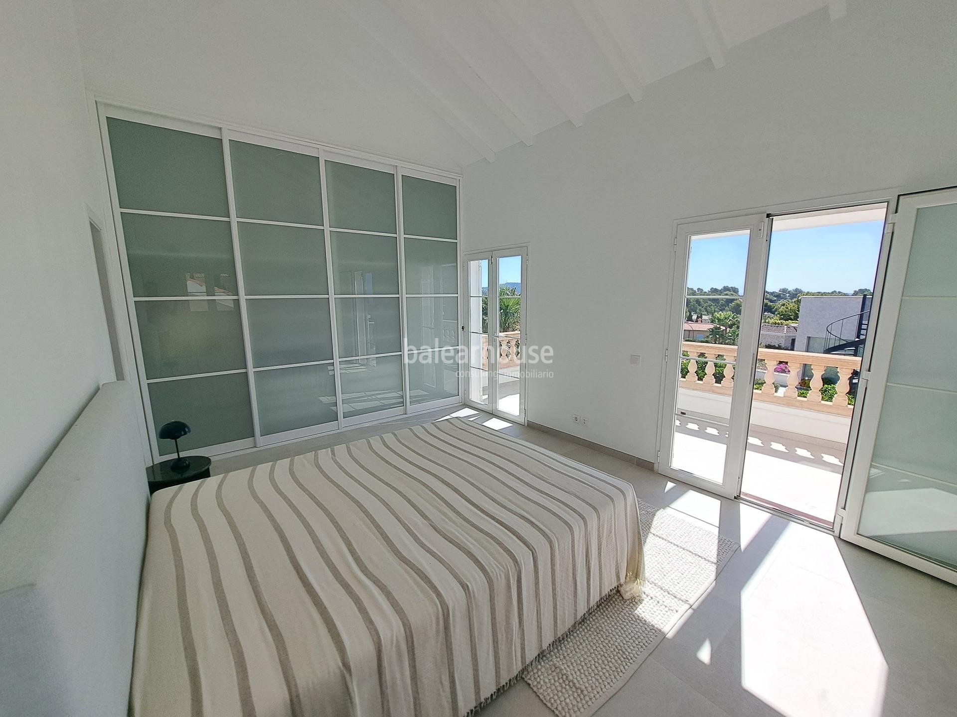Amplia villa mediterránea abierta a terrazas y grandes jardines con piscina en Santa Ponsa