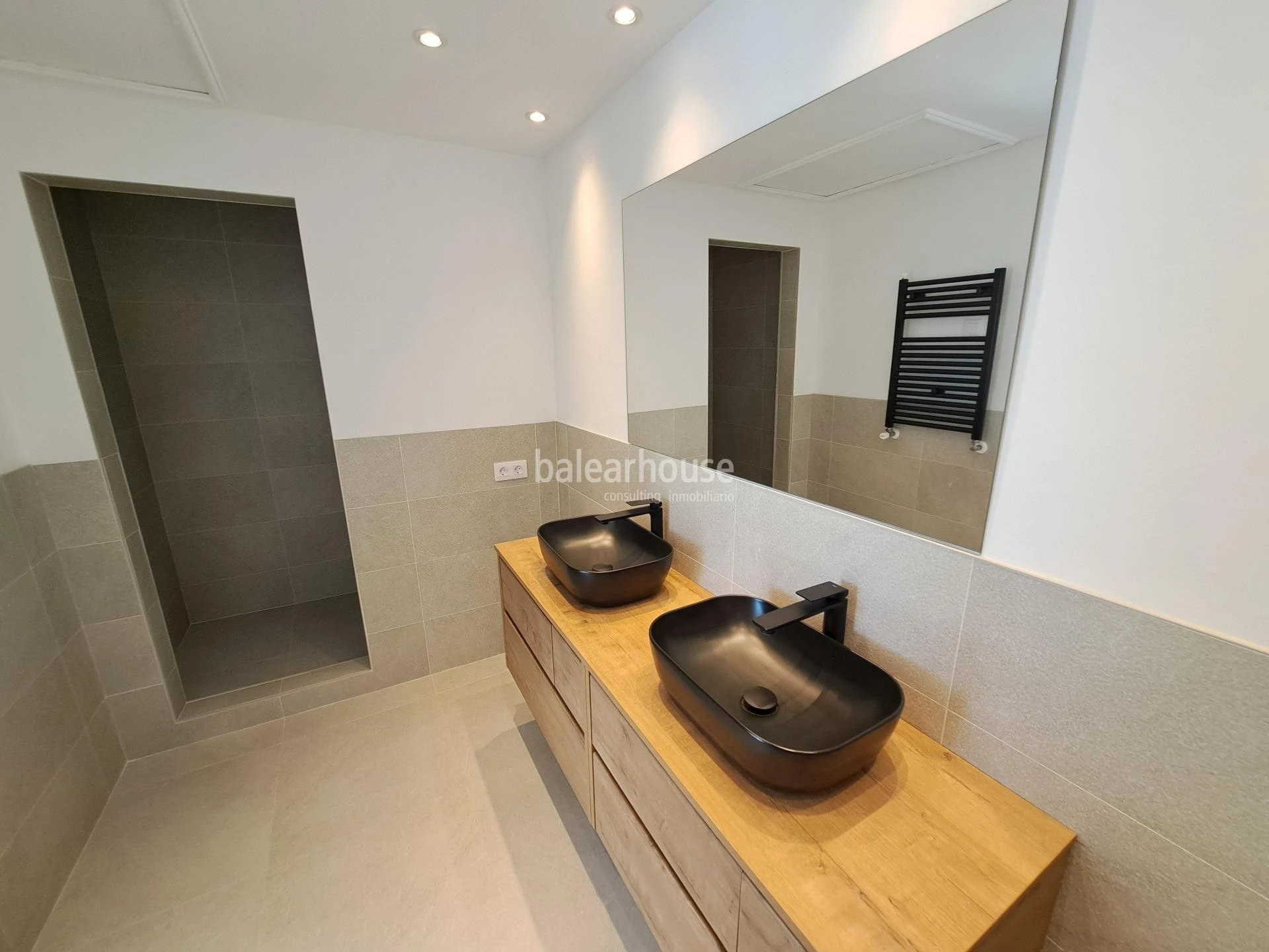Spacious Mediterranean villa in Santa Ponsa with terraces and large gardens with swimming pool