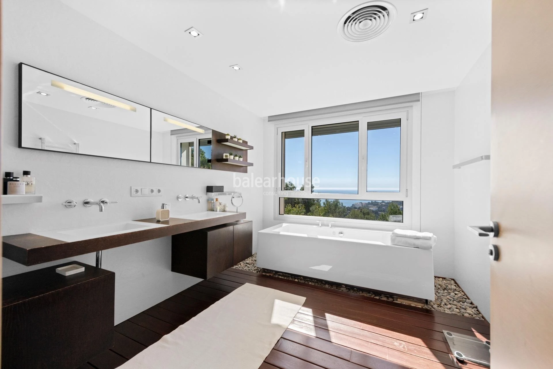 Exceptional villa with panoramic sea views and lush green surroundings in Bendinat