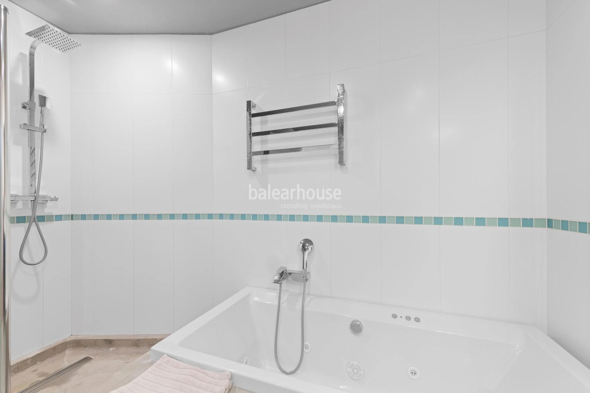 Exceptional villa with panoramic sea views and lush green surroundings in Bendinat