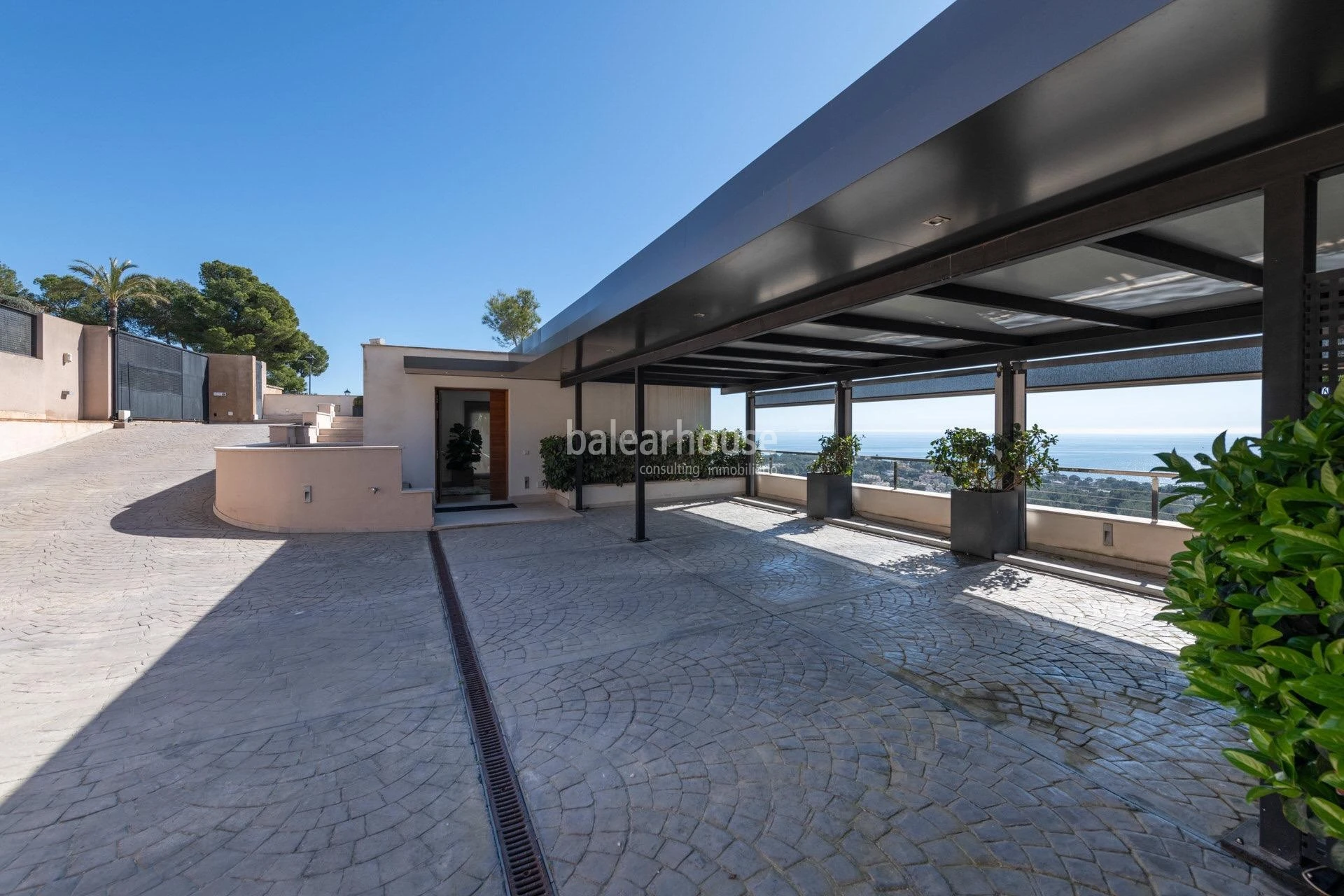 Exceptional villa with panoramic sea views and lush green surroundings in Bendinat