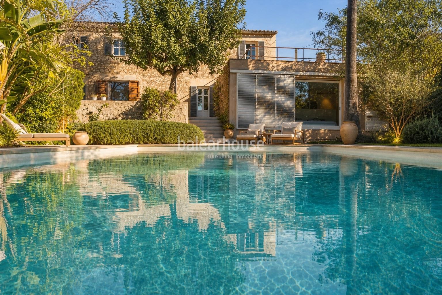 Tradition, modernity and nature in this large estate at a short distance from the centre of Palma.
