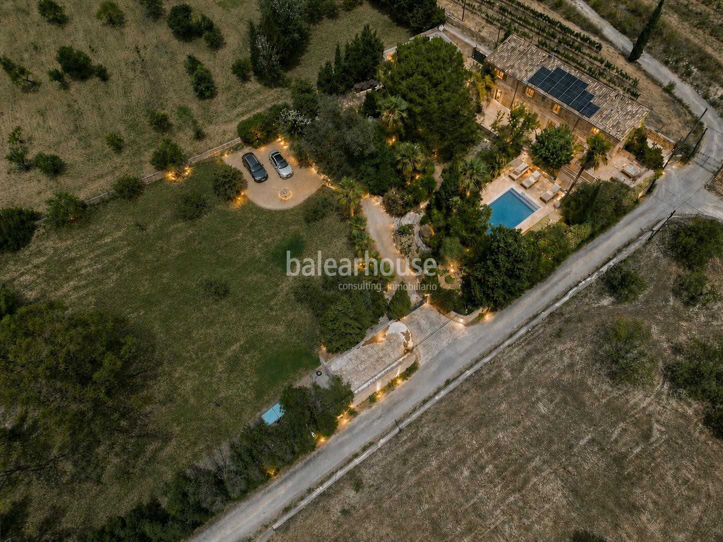 Tradition, modernity and nature in this large estate at a short distance from the centre of Palma.