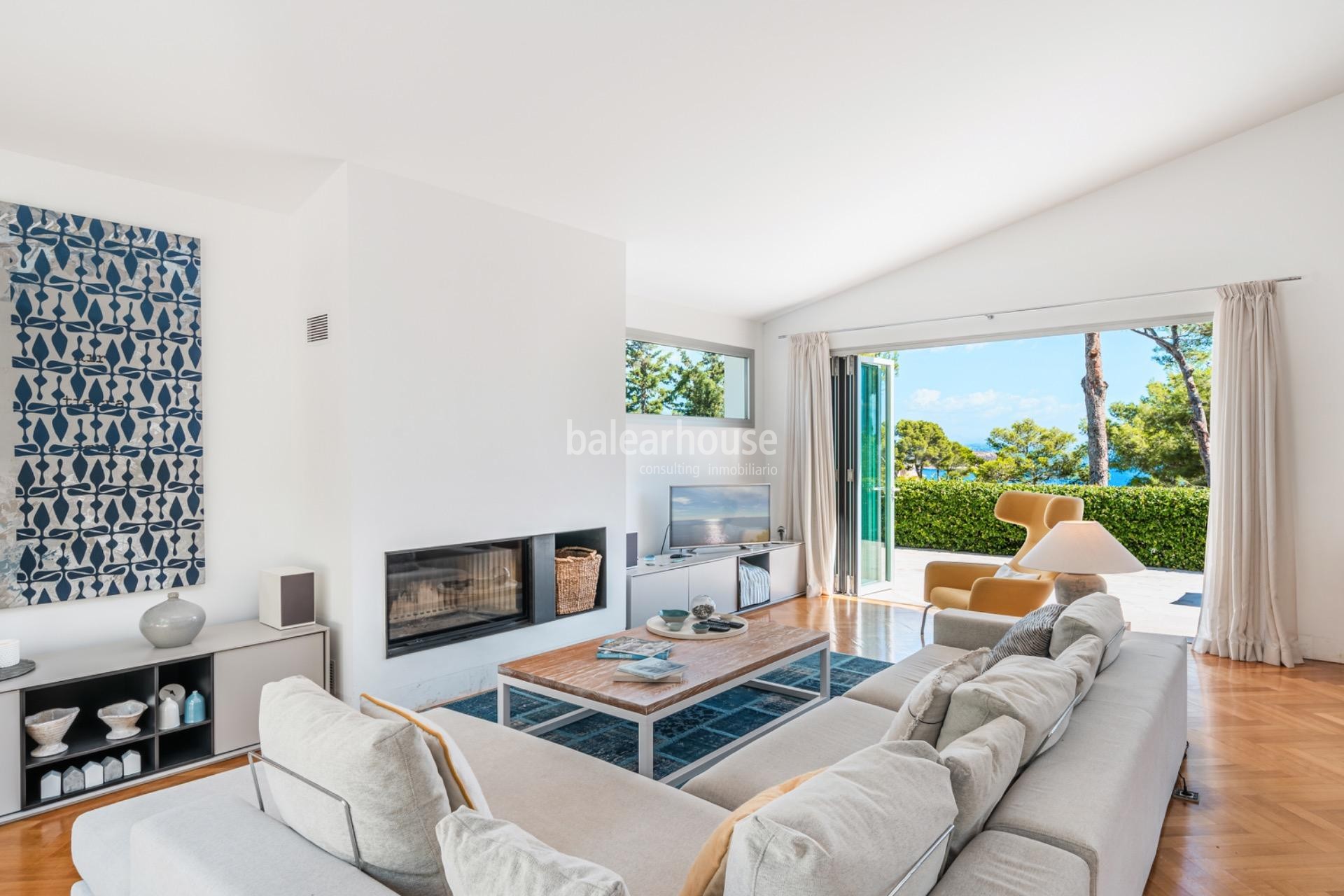Elegante villa de diseño moderno a pocos pasos de la playa de Cala Vinyas en la costa suroeste de Mallorca