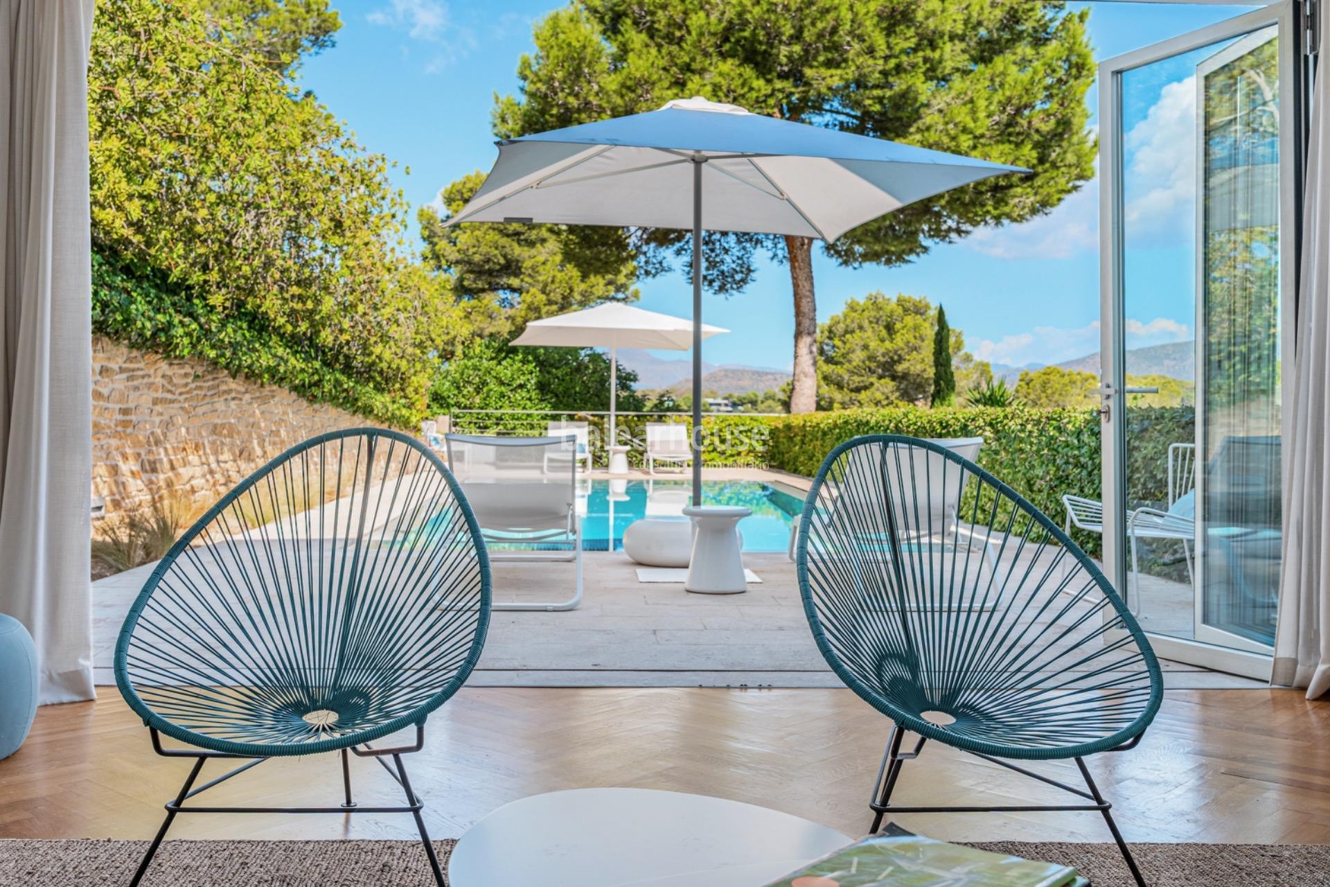 Elegante villa de diseño moderno a pocos pasos de la playa de Cala Vinyas en la costa suroeste de Mallorca