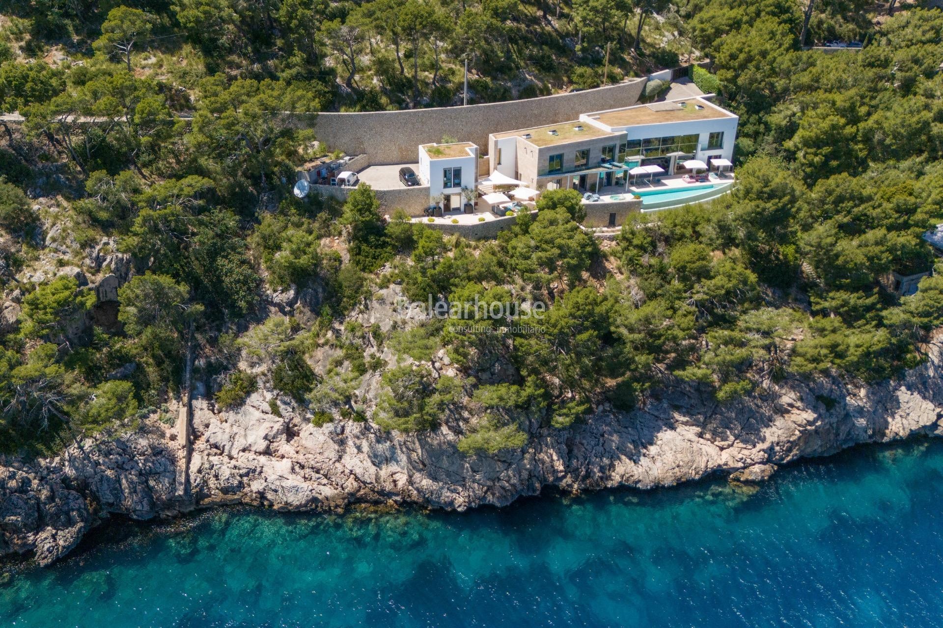 Exklusive moderne Villa in erster Meereslinie in Formentor mit privatem Meerzugang