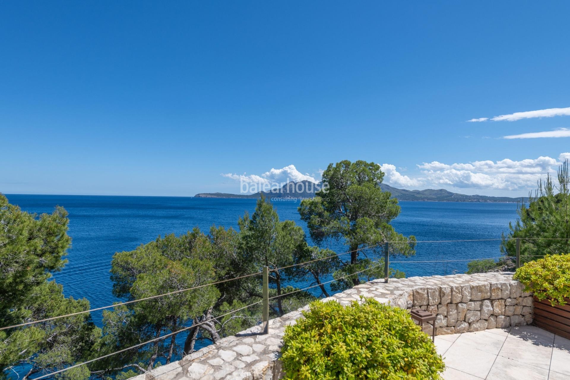 Exklusive moderne Villa in erster Meereslinie in Formentor mit privatem Meerzugang