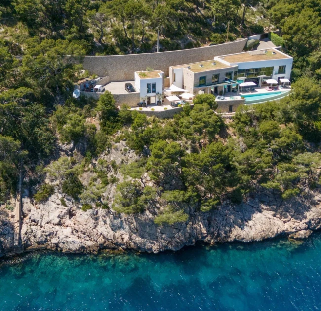 Exclusive contemporary frontline villa in Formentor with private sea access