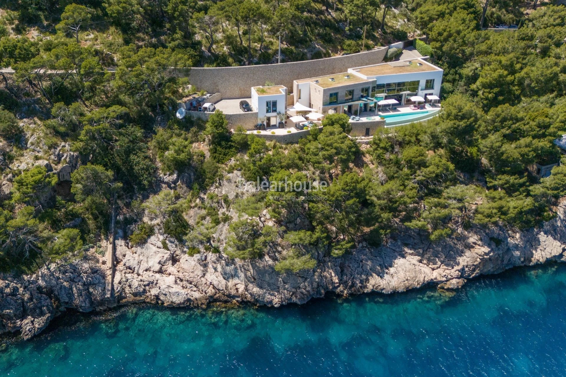 Exclusiva villa contemporánea en primera línea de Formentor con acceso privado al mar