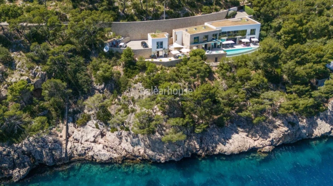 Exclusive contemporary frontline villa in Formentor with private sea access