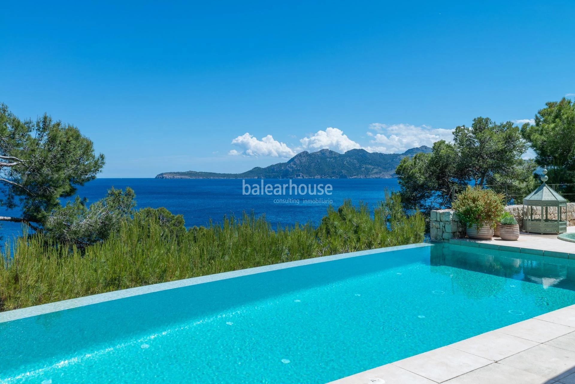 Exclusiva villa contemporánea en primera línea de Formentor con acceso privado al mar