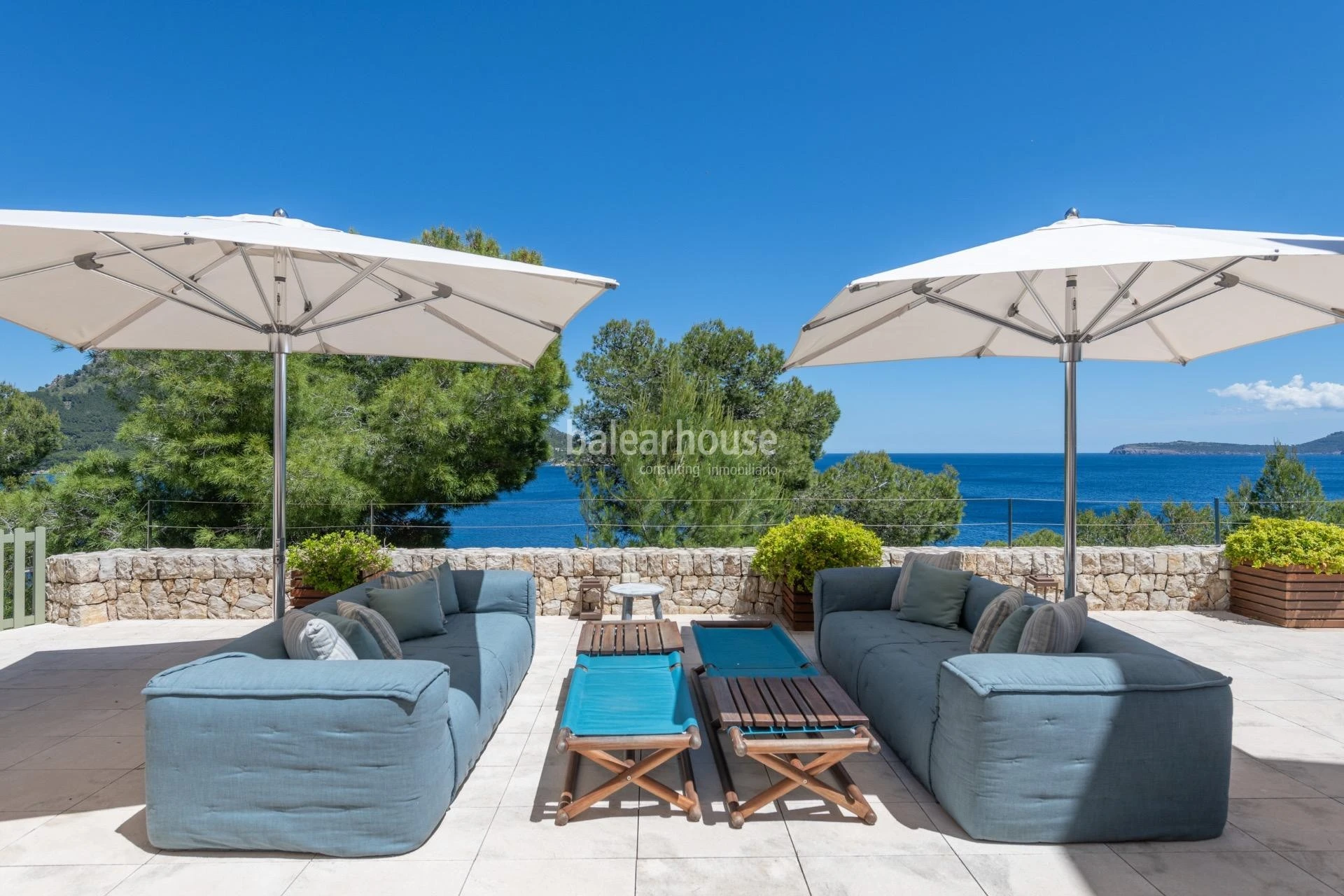 Exklusive moderne Villa in erster Meereslinie in Formentor mit privatem Meerzugang