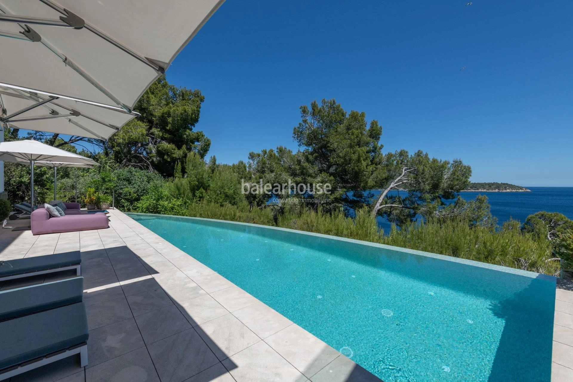 Exklusive moderne Villa in erster Meereslinie in Formentor mit privatem Meerzugang