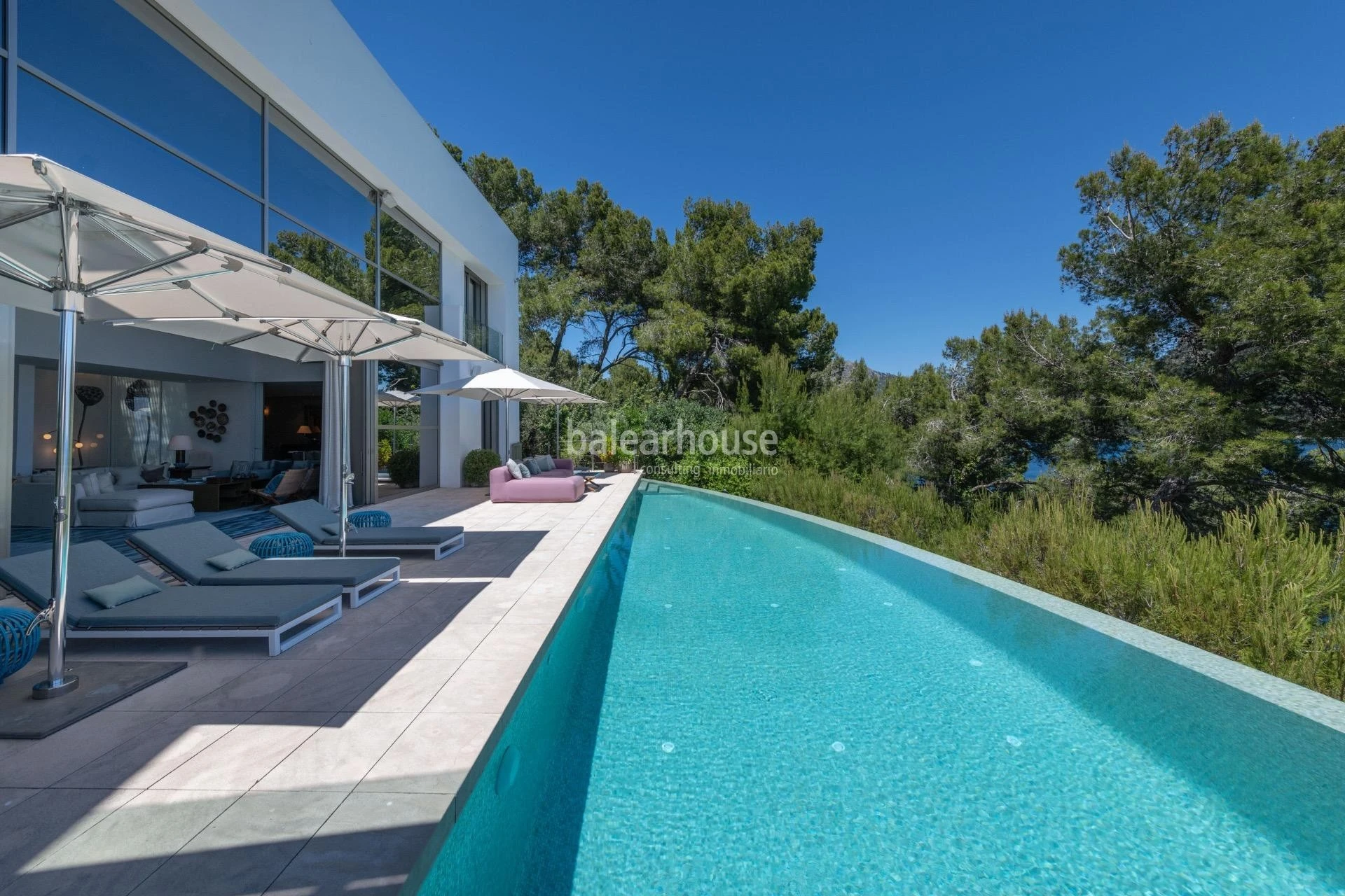 Exklusive moderne Villa in erster Meereslinie in Formentor mit privatem Meerzugang