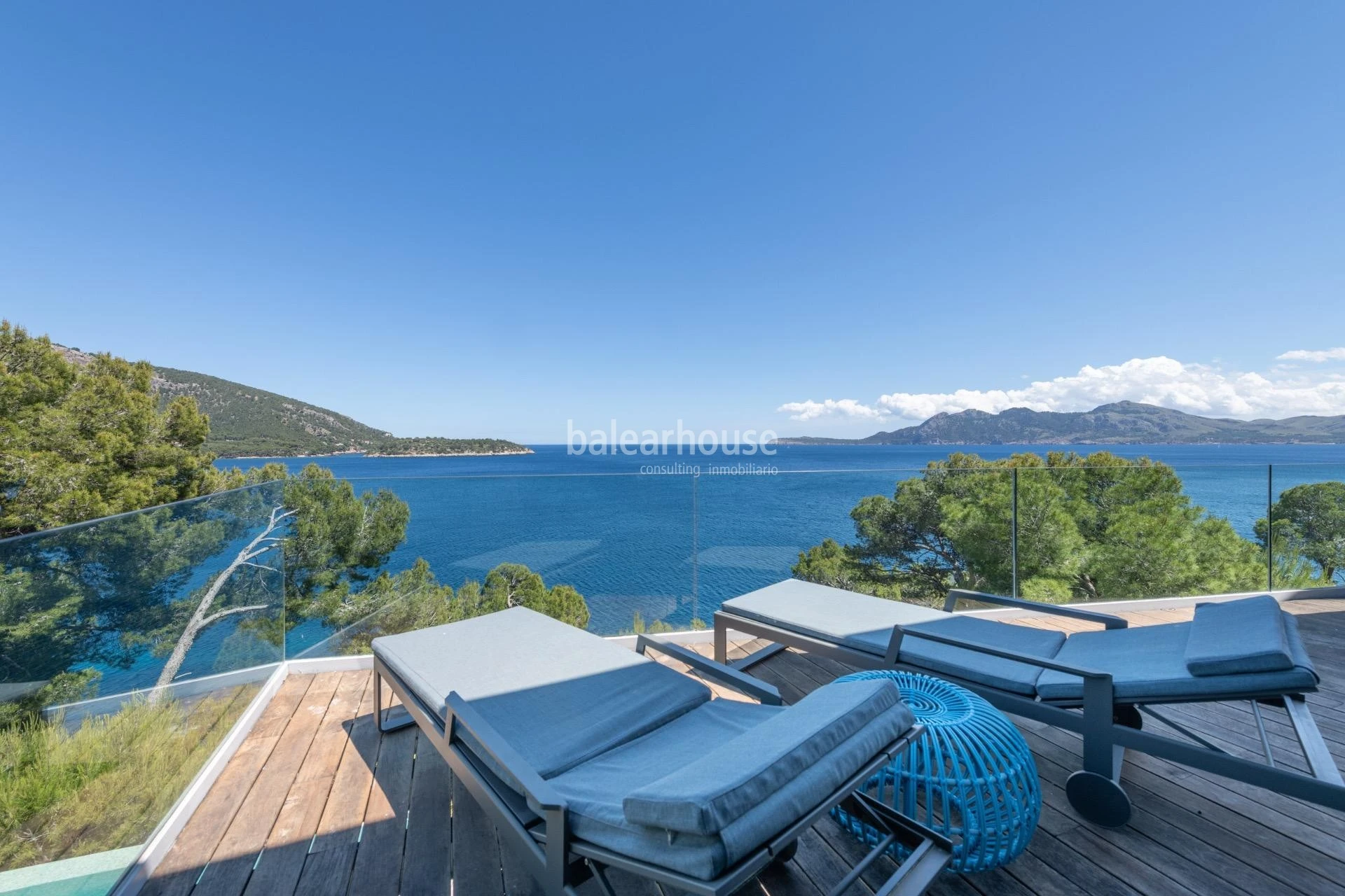 Exklusive moderne Villa in erster Meereslinie in Formentor mit privatem Meerzugang