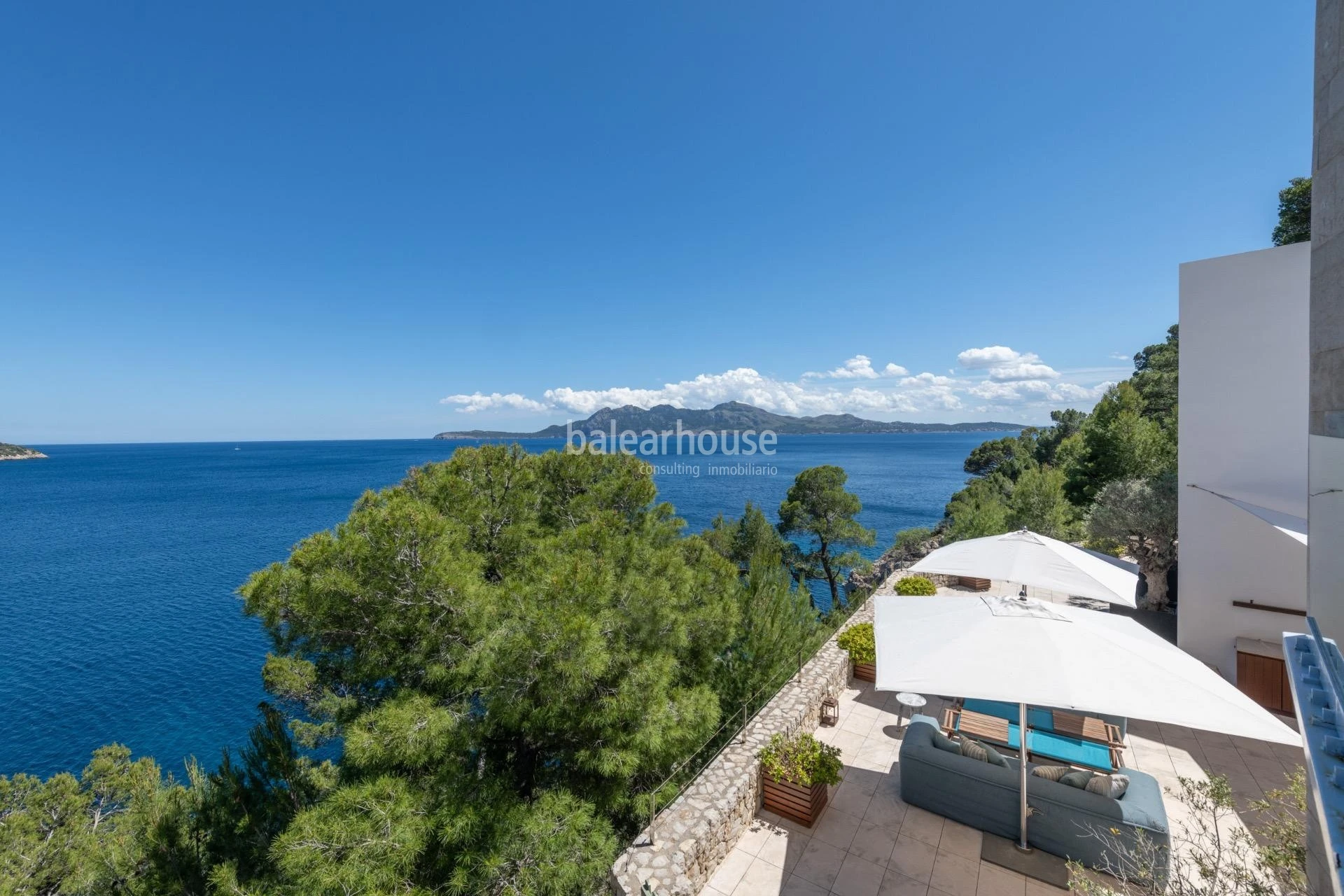 Exklusive moderne Villa in erster Meereslinie in Formentor mit privatem Meerzugang