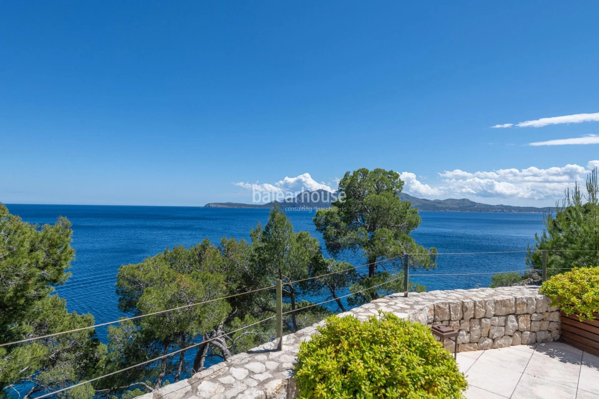 Exklusive moderne Villa in erster Meereslinie in Formentor mit privatem Meerzugang