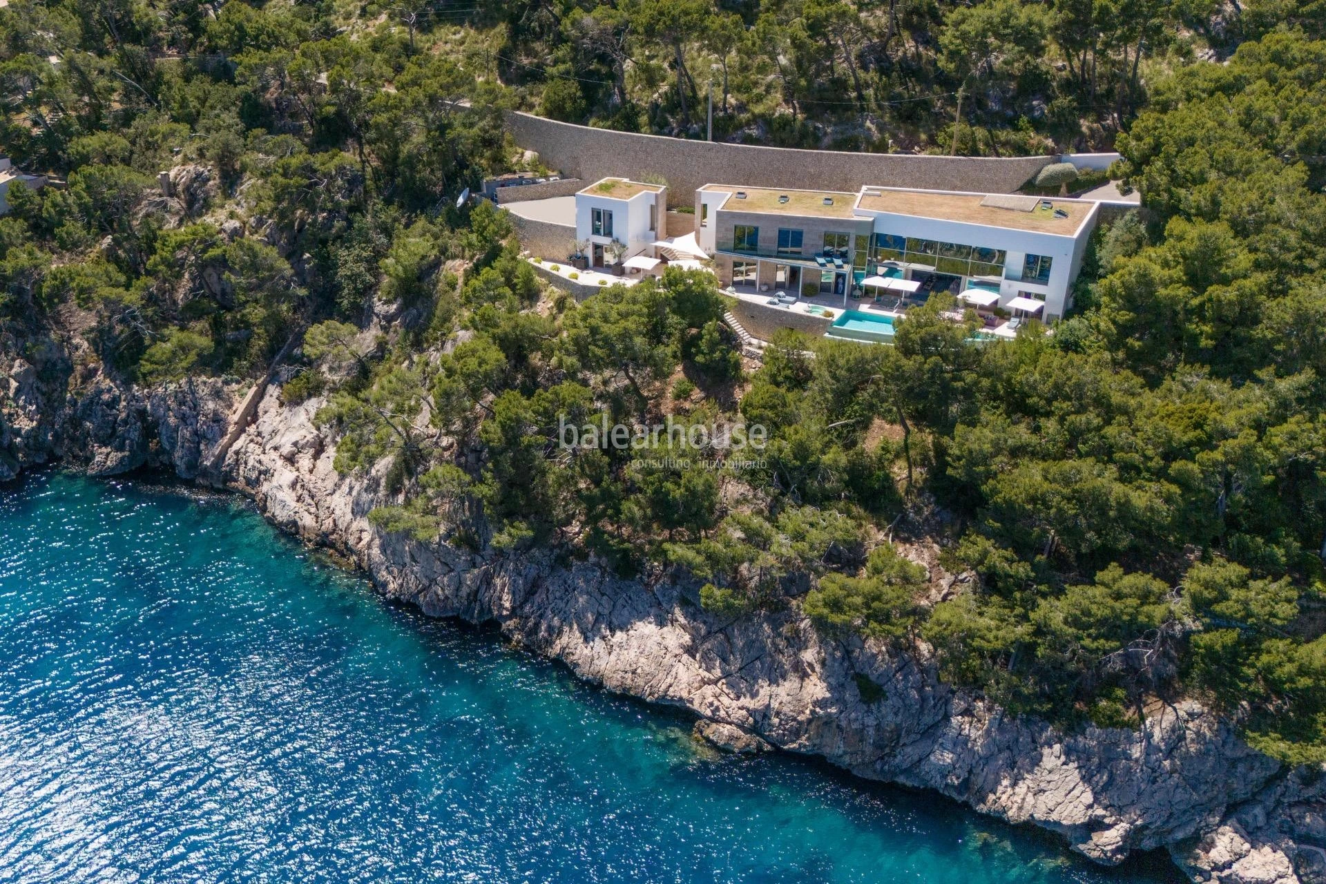 Exklusive moderne Villa in erster Meereslinie in Formentor mit privatem Meerzugang