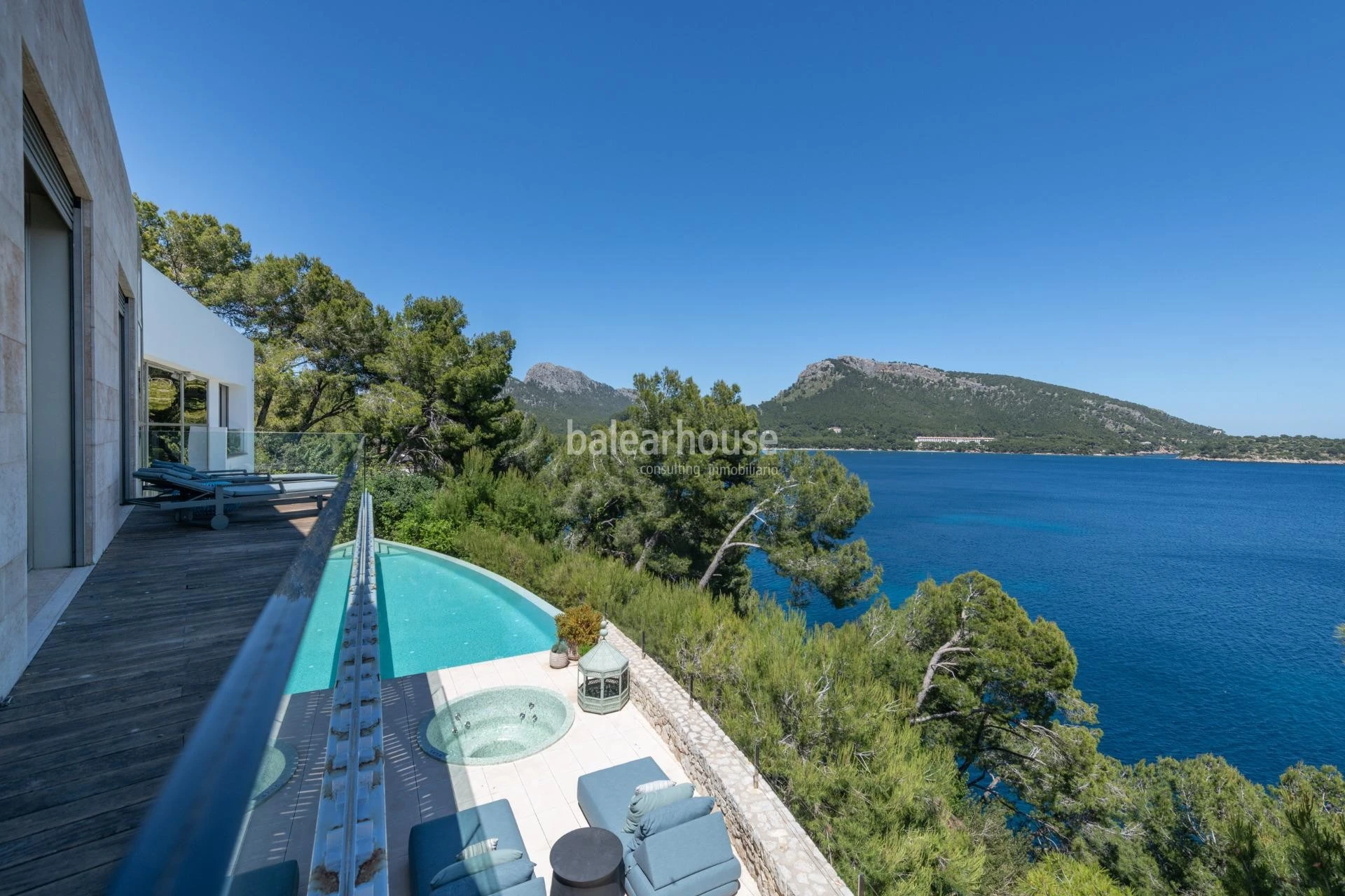 Exklusive moderne Villa in erster Meereslinie in Formentor mit privatem Meerzugang