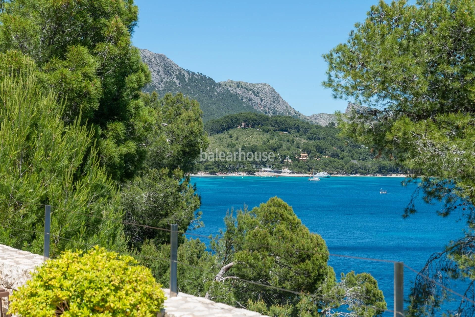 Exklusive moderne Villa in erster Meereslinie in Formentor mit privatem Meerzugang