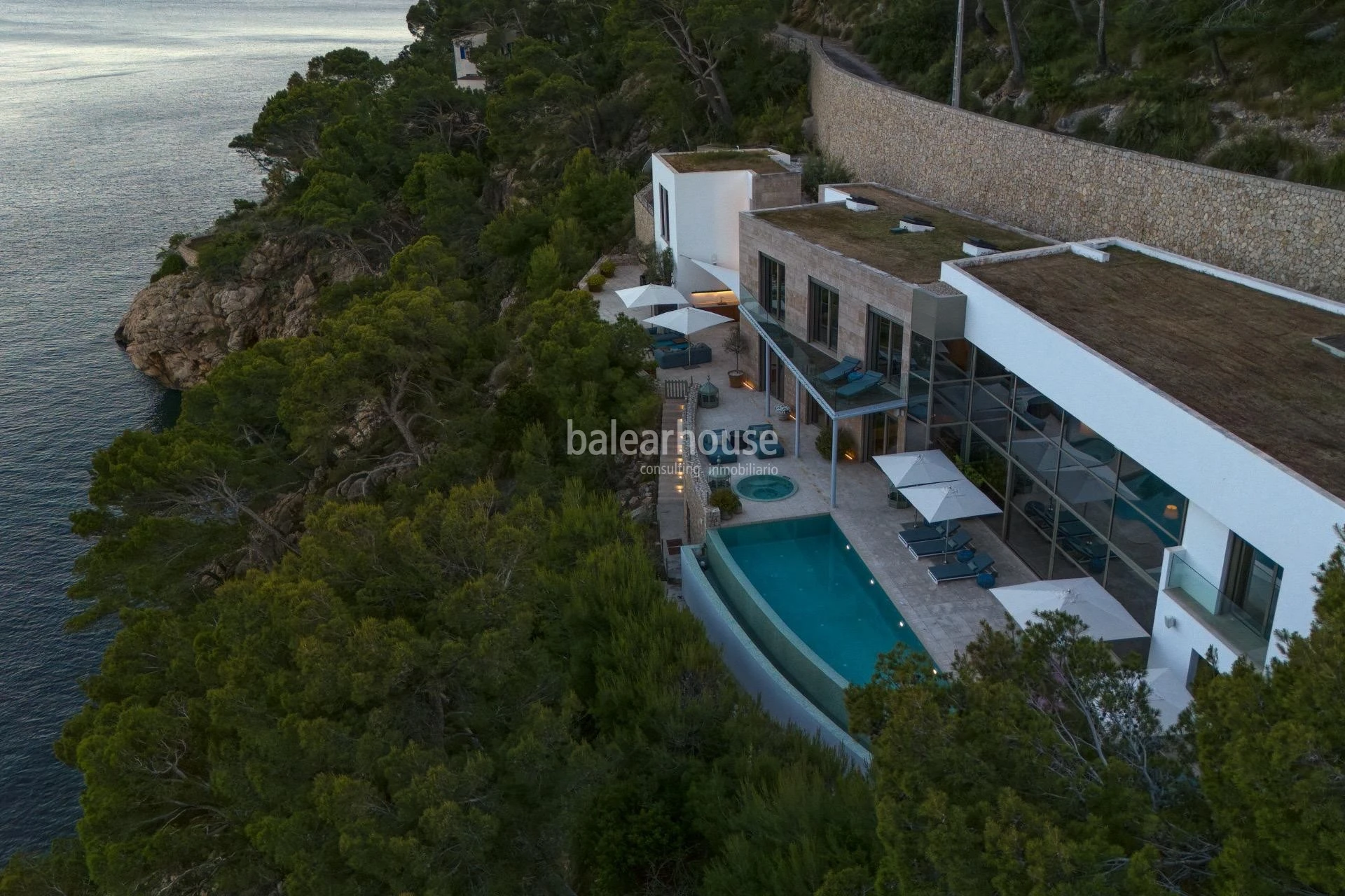 Exklusive moderne Villa in erster Meereslinie in Formentor mit privatem Meerzugang