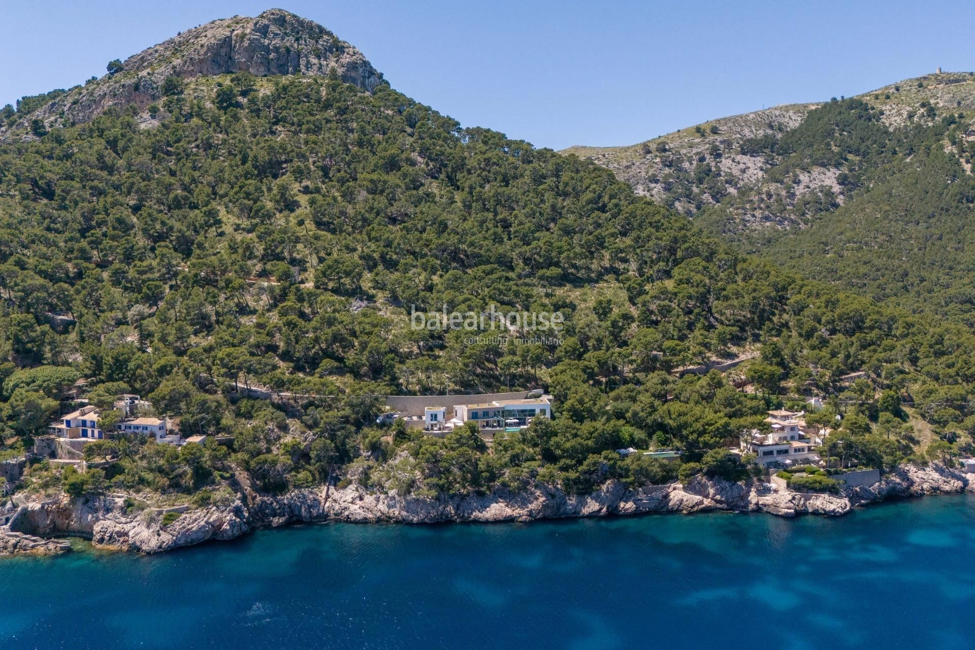 Exklusive moderne Villa in erster Meereslinie in Formentor mit privatem Meerzugang