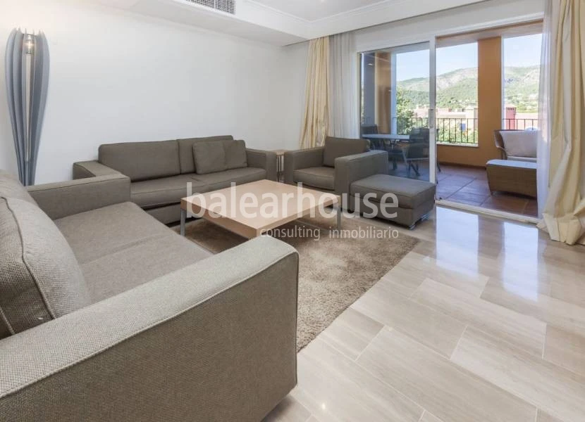 Bright flat next to the golf course in an exclusive community in the select area of Bendinat.