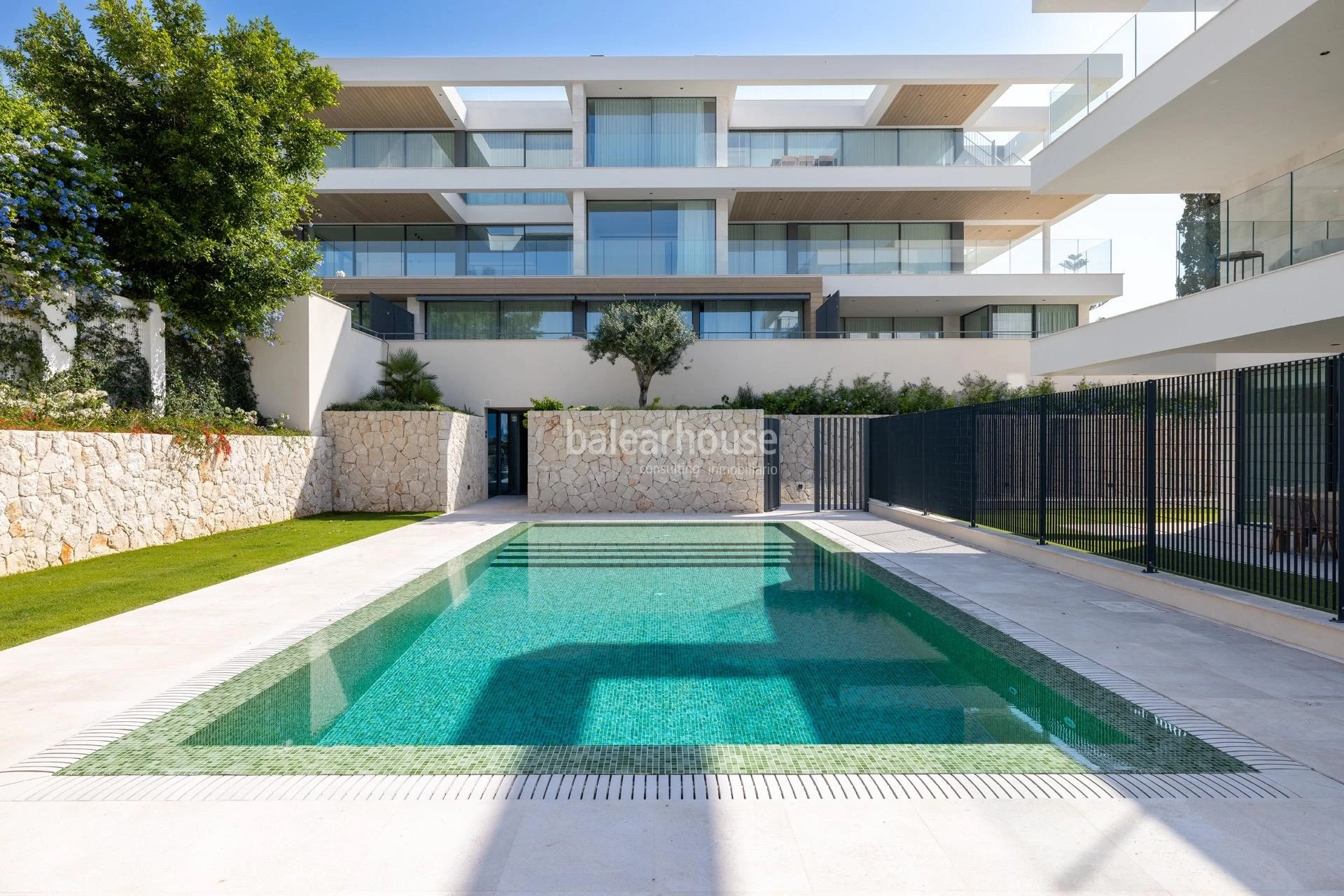Moderna planta baja de obra nueva con amplios exteriores y vistas al mar en Cala Major