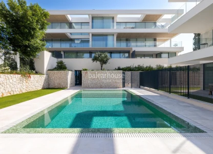 Modern newly built ground-floor residence with spacious outdoor areas and sea views in Cala Major