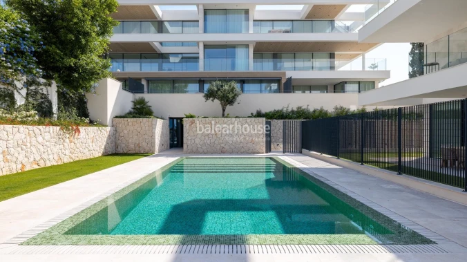 Modern newly built ground-floor residence with spacious outdoor areas and sea views in Cala Major