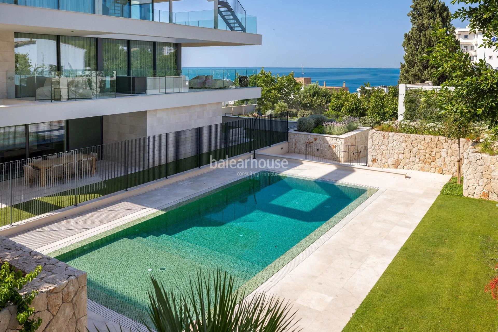 Moderna planta baja de obra nueva con amplios exteriores y vistas al mar en Cala Major