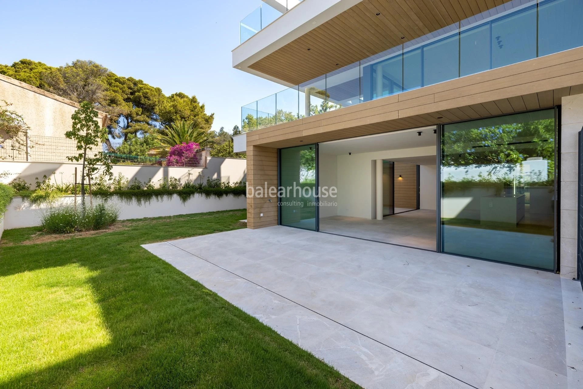 Moderna planta baja de obra nueva con amplios exteriores y vistas al mar en Cala Major