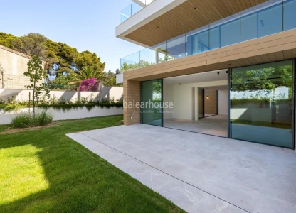 Modern newly built ground-floor residence with spacious outdoor areas and sea views in Cala Major