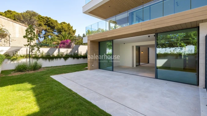 Modern newly built ground-floor residence with spacious outdoor areas and sea views in Cala Major