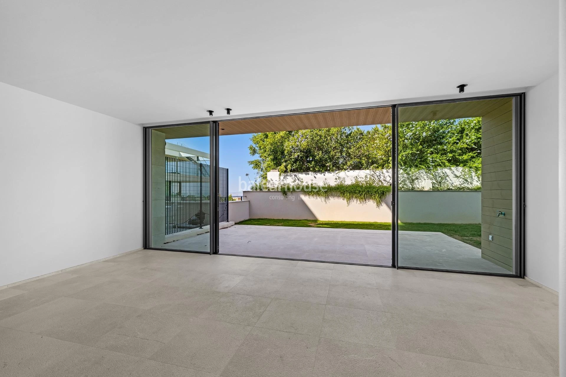 Moderna planta baja de obra nueva con amplios exteriores y vistas al mar en Cala Major
