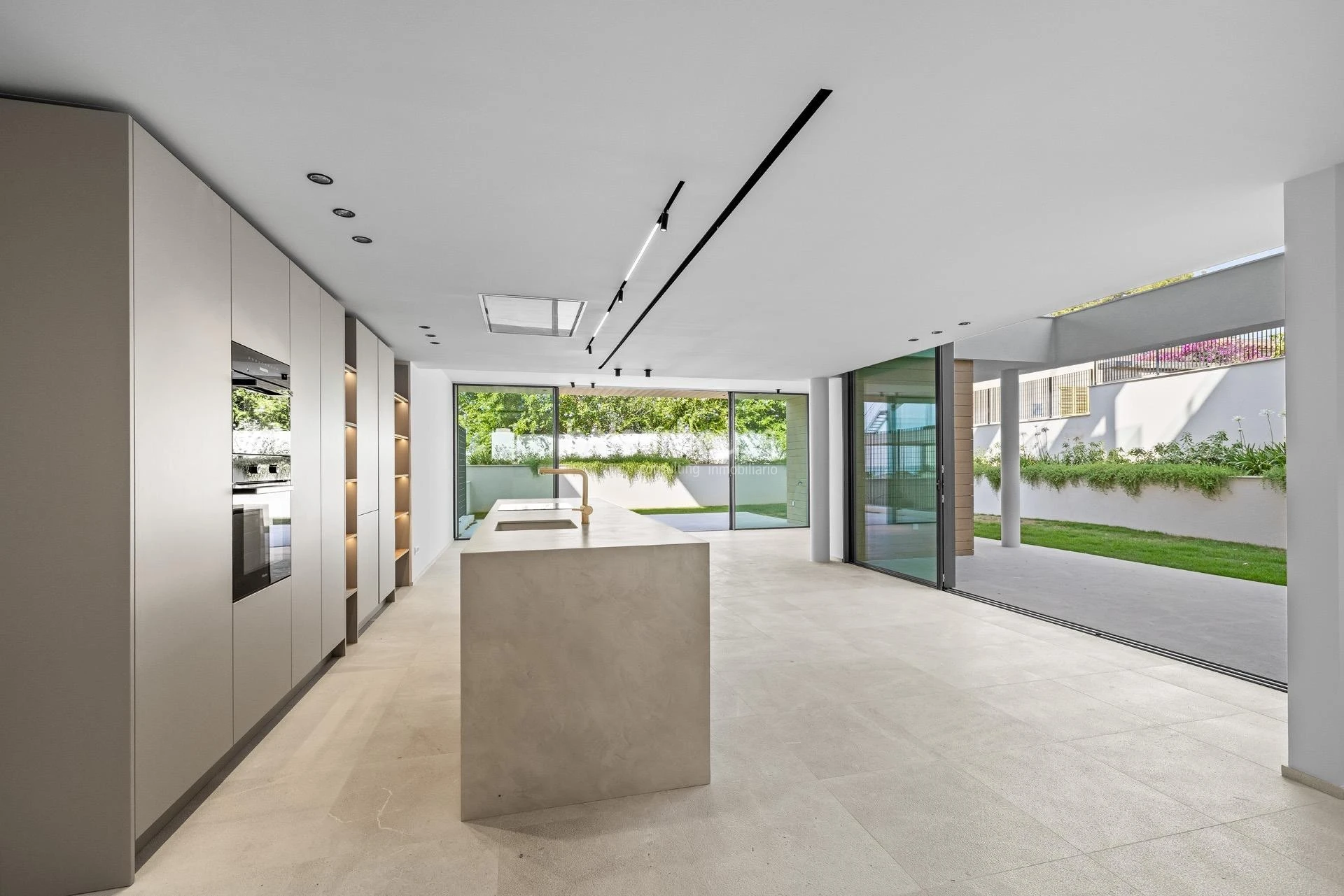 Moderna planta baja de obra nueva con amplios exteriores y vistas al mar en Cala Major