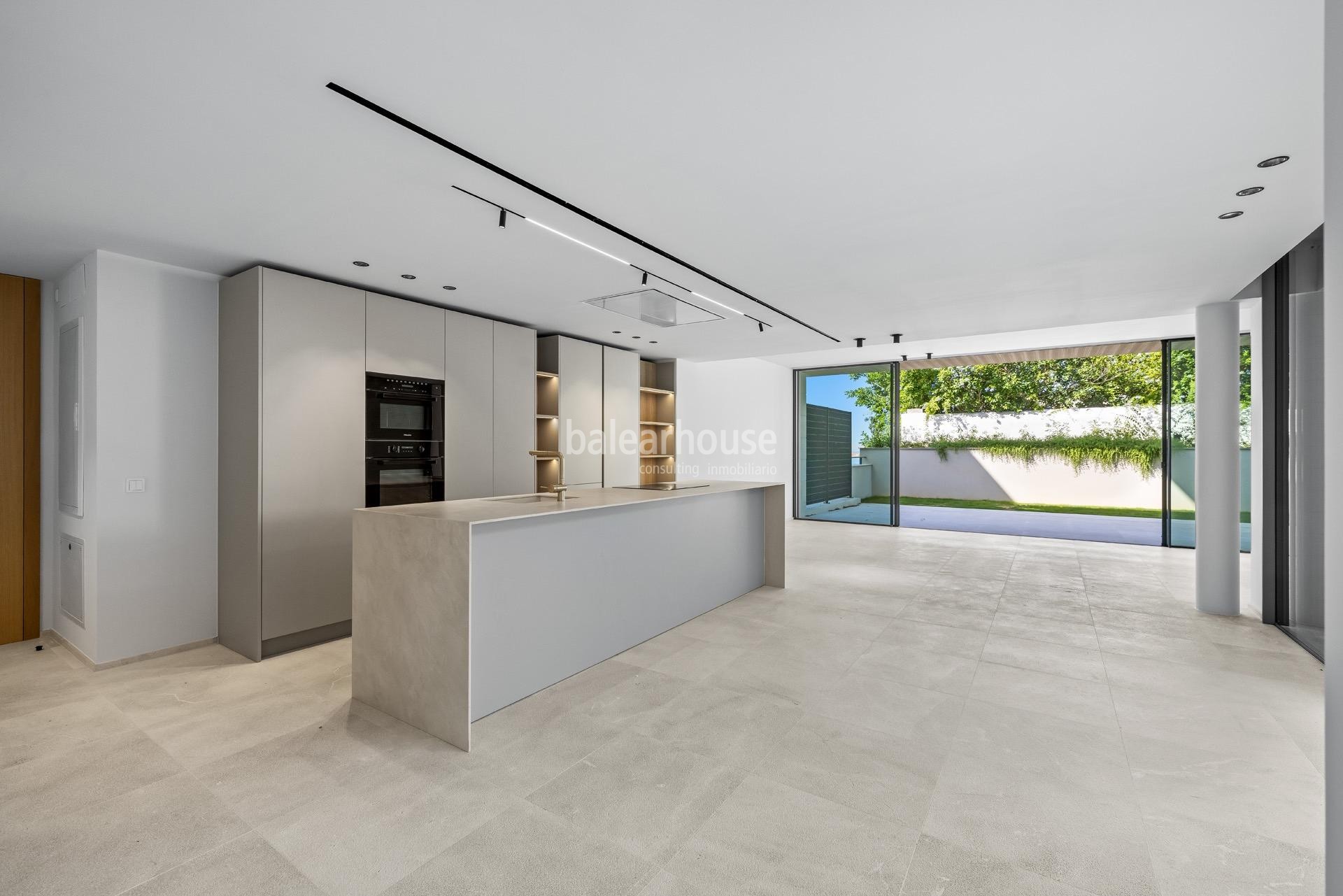 Moderne Neubau-Erdgeschosswohnung mit Garten und Meerblick in Cala Major