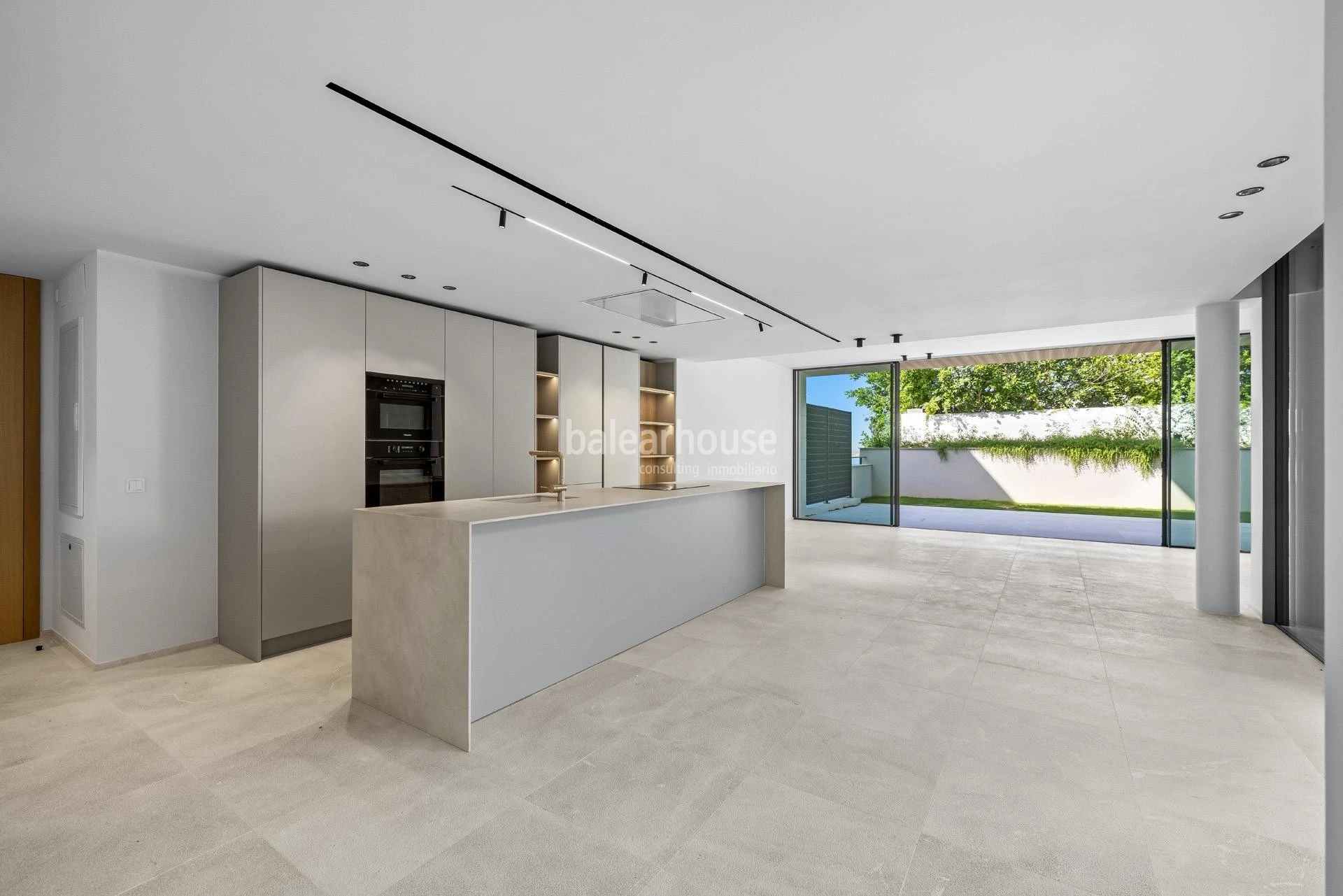 Moderna planta baja de obra nueva con amplios exteriores y vistas al mar en Cala Major