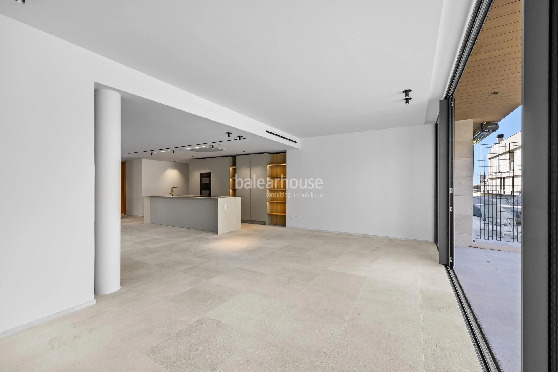 Moderna planta baja de obra nueva con amplios exteriores y vistas al mar en Cala Major