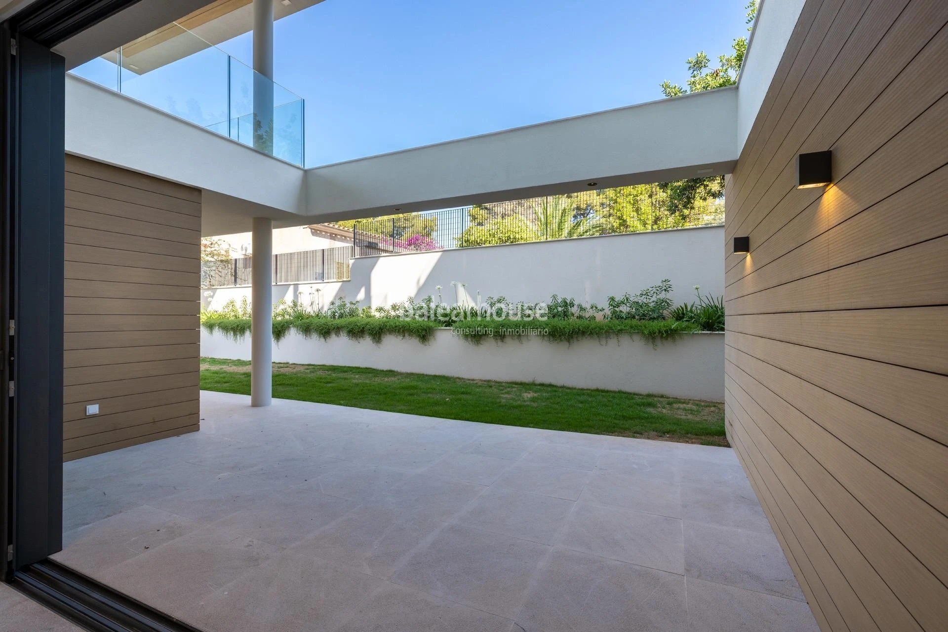Moderna planta baja de obra nueva con amplios exteriores y vistas al mar en Cala Major