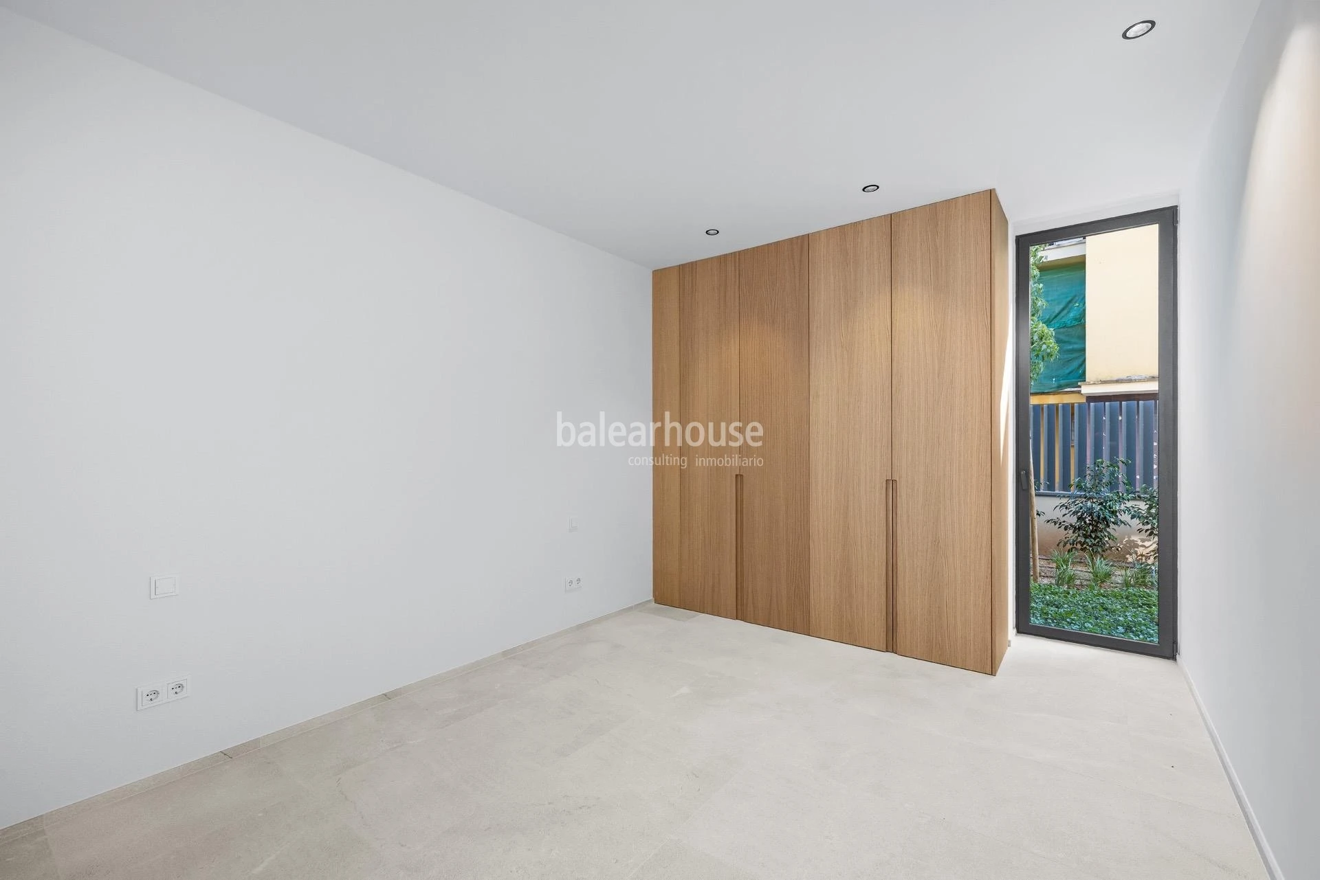 Moderna planta baja de obra nueva con amplios exteriores y vistas al mar en Cala Major
