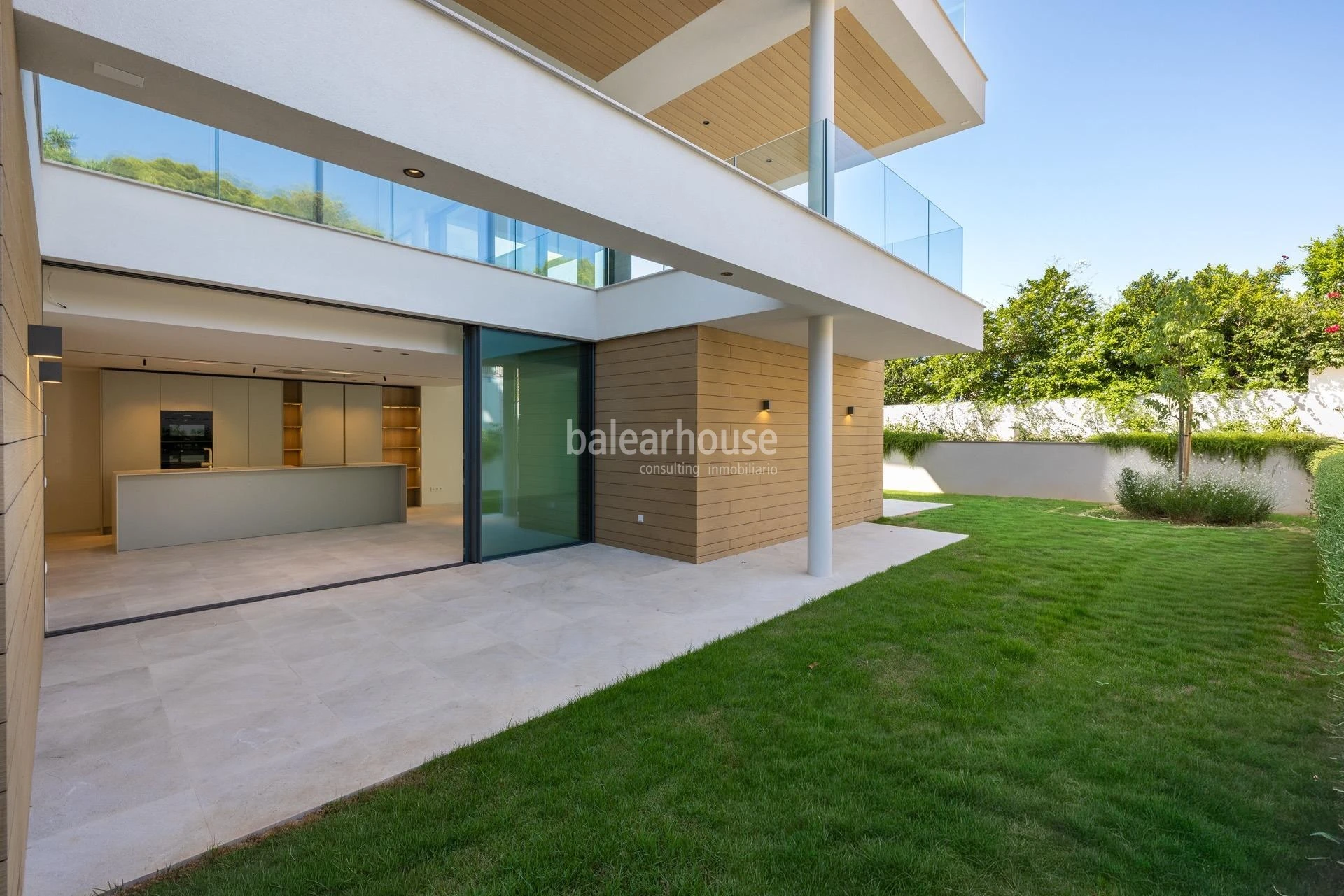 Moderna planta baja de obra nueva con amplios exteriores y vistas al mar en Cala Major