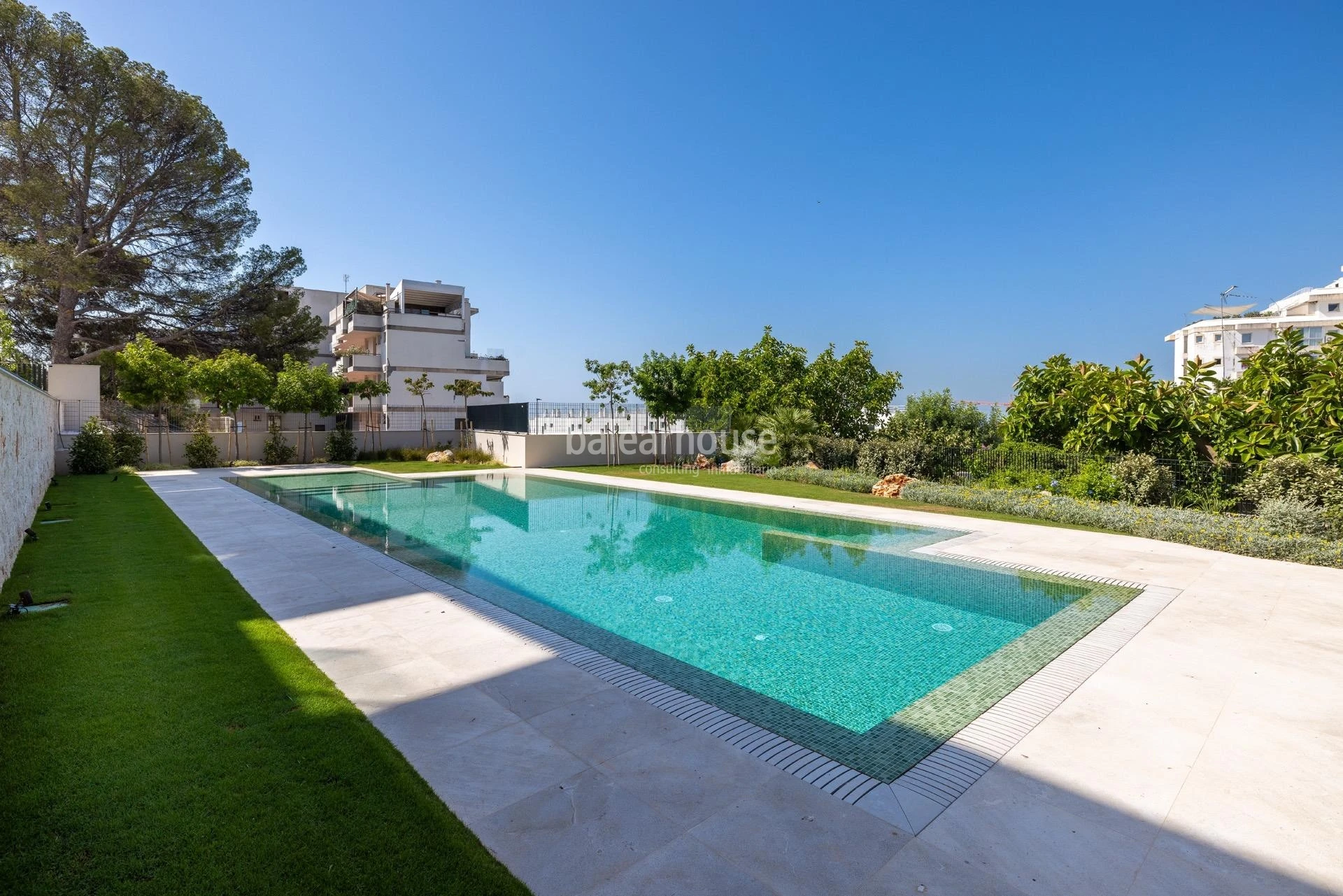 Moderna planta baja de obra nueva con amplios exteriores y vistas al mar en Cala Major