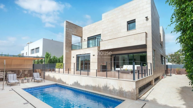 Außergewöhnliche und helle Moderna Villa mit großen Terrassen und Pool direkt am Strand in Palma