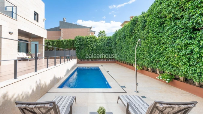 Außergewöhnliche und helle Moderna Villa mit großen Terrassen und Pool direkt am Strand in Palma