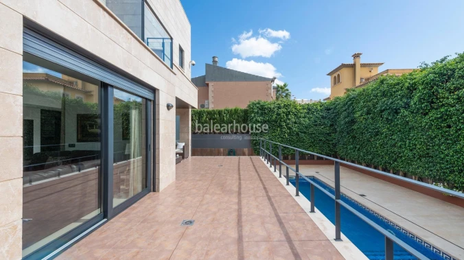 Außergewöhnliche und helle Moderna Villa mit großen Terrassen und Pool direkt am Strand in Palma