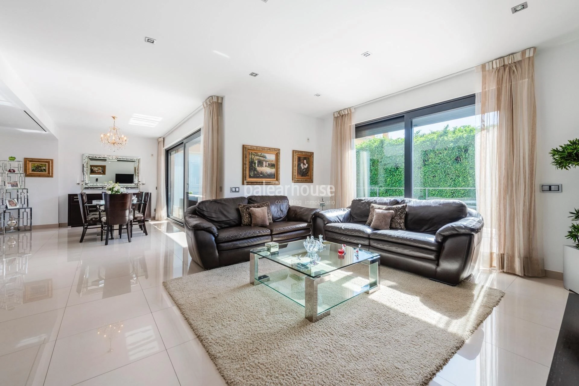 Exceptional and bright Moderna villa with large terraces and pool next to the beach in Palma