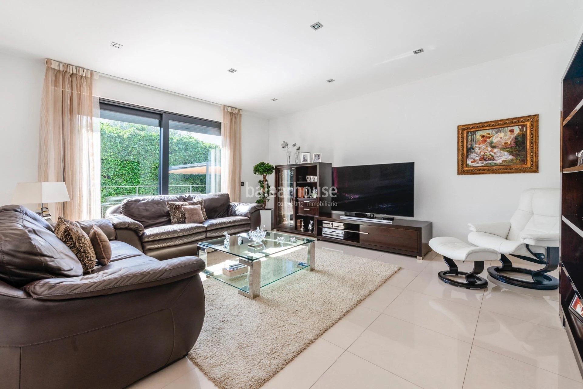 Exceptional and bright Moderna villa with large terraces and pool next to the beach in Palma
