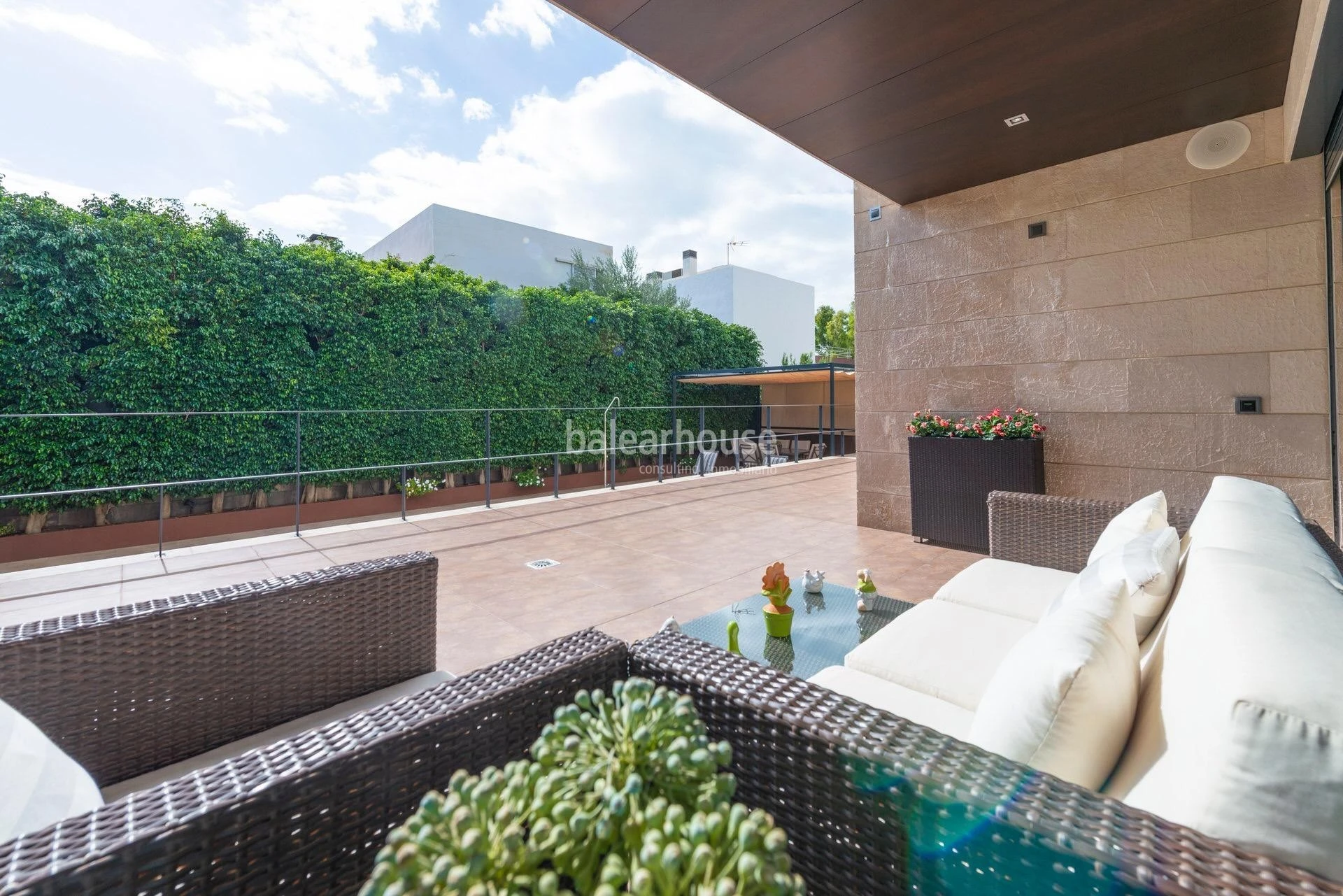 Exceptional and bright Moderna villa with large terraces and pool next to the beach in Palma