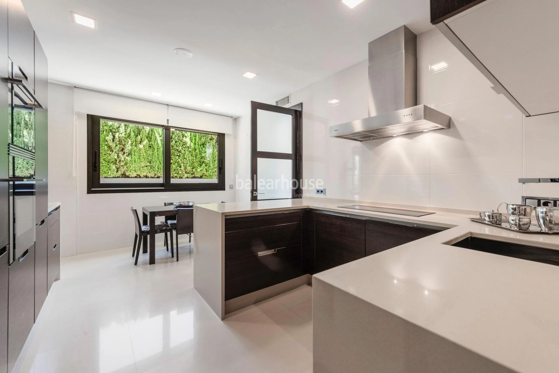 Exceptional and bright Moderna villa with large terraces and pool next to the beach in Palma